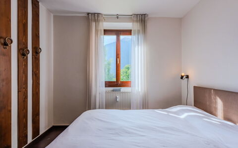 Nido del Brenta: Schlafzimmer, Bett, Wand, Interior Design, Holz, Flooring, Fussboden, Bedding, Bettdecke, Decke