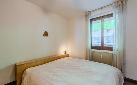 Nido del Brenta: Bett, Schlafzimmer, Wand, Interior Design, Holz, Flooring, Bettdecke, Decke, Bedding, Fussboden