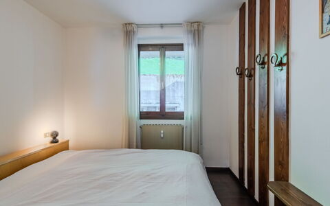 Nido del Brenta: Schlafzimmer, Bett, Wand, Holz, Interior Design, Bedding, Flooring, Fussboden, Bettdecke, Decke