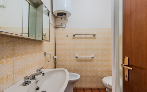 Nido del Brenta: Flooring, Badezimmer, Armatur, Interior Design, Fussboden, Bad Sink, Sinken, Toilette, Toilleten Sitz, Installation