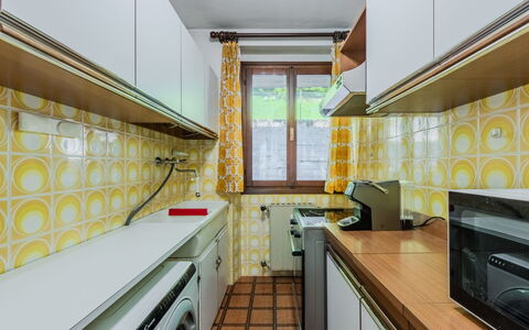 Nido del Brenta: Major Appliance, Flooring, Interior Design, Gelb, Küche, Fussboden, Decke, Küchengerät, Countertop, Beleuchtung