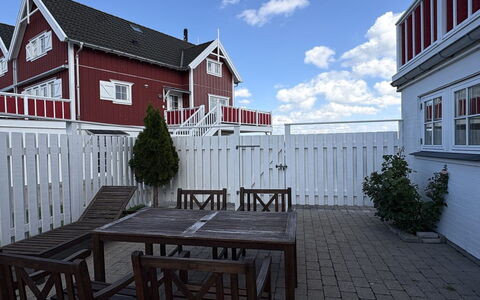 Loan - 10M to the Fjord: Zuhause, Dach, Haus, Tür, Hütte, Schatten, Garten, Ground, Veranda, Garten