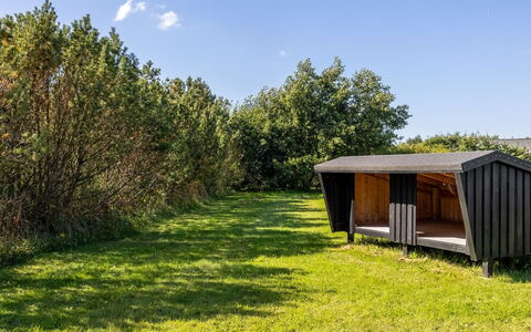 Fokke - 900M from the Sea: Zuhause, Dach, Haus, Tür, Hütte, Schatten, Garten, Ground, Veranda, Garten