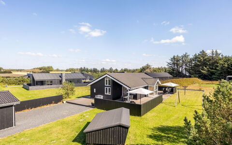 Fokke - 900M from the Sea: Zuhause, Dach, Haus, Tür, Hütte, Schatten, Garten, Ground, Veranda, Garten