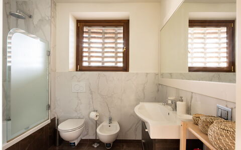Villa Casabada: Bad Sink, Flooring, Armatur, Interior Design, Sinken, Badezimmer, Wand, Fussboden, Zapfhahn, Installation