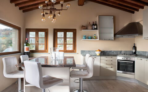 Villa Casabada: Möbel, Interior Design, Küche, Countertop, Flooring, Light Fixture, Holz, Cabinetry, Decke, Zuhause
