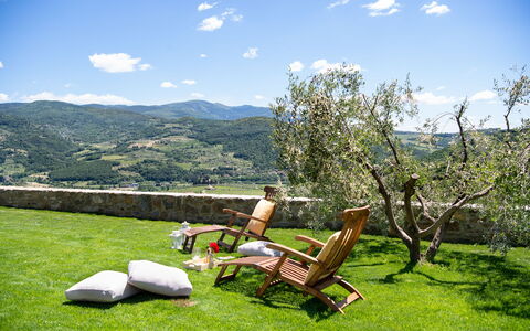 Villa Casabada: Bergforms, Berg, Hügel, Gras, Natürliche Landschaft, Landschaft, Hochland, Gebirge, Wiese, Gartenmöbel