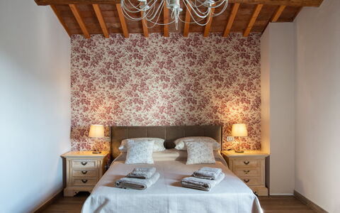 Villa Casabada: Möbel, Interior Design, Wand, Schlafzimmer, Holz, Bett, Bettdecke, Flooring, Fussboden, Linens