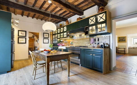 Villa Bellaria, Private Pool, Bolgheri: Möbel, Interior Design, Küche, Flooring, Stuhl, Countertop, Cabinetry, Tabelle, Holz, Fussboden