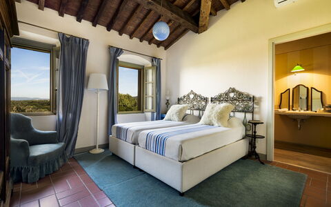 Villa Bellaria, Private Pool, Bolgheri: Wand, Möbel, Zuhause, Interior Design, Zimmer, Schlafzimmer, Bett, Linens, Resort, Bettrahmen