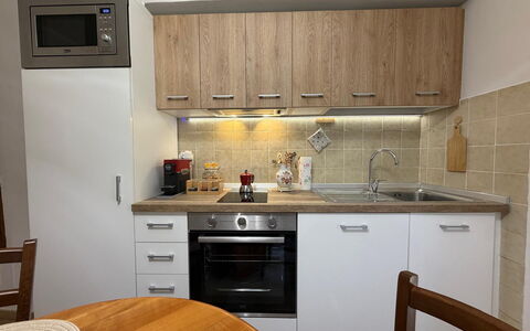 Casa di Mario: Küchengerät, Küche, Countertop, Cabinetry, Major Appliance, Möbel, Holz, Interior Design, Flooring, Haushaltsgerät
