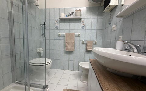Casa di Mario: Badezimmer, Bad Sink, Armatur, Toilleten Sitz, Sinken, Flooring, Toilette, Fussboden, Interior Design, Zapfhahn