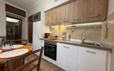 Casa di Mario: Countertop, Küchengerät, Major Appliance, Küche, Interior Design, Möbel, Flooring, Holz, Cabinetry, Fussboden