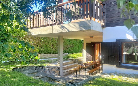 Les Naines Brunes: Holz, Veranda, Schatten, Garten, Hinterhof, Hütte, Balkon, Rasen, Garten, Holzbeize