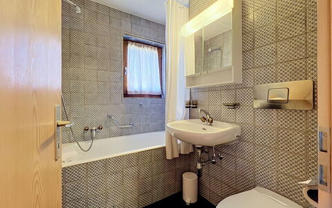 Les Naines Brunes: Badezimmer, Interior Design, Armatur, Flooring, Wand, Fussboden, Bad Sink, Sinken, Zapfhahn, Fliese