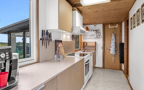 Thorine - 800M from the Sea: Küche, Major Appliance, Küchengerät, Holz, Interior Design, Countertop, Flooring, Möbel, Decke, Fussboden