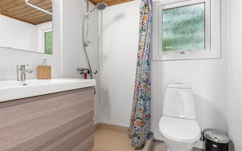 Thorine - 800M from the Sea: Armatur, Flooring, Holz, Fussboden, Sinken, Interior Design, Badezimmer, Zapfhahn, Installation, Bad Sink