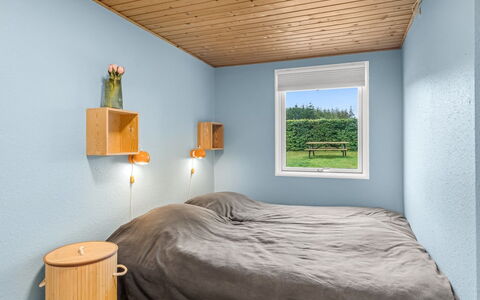 Thorine - 800M from the Sea: Wand, Schlafzimmer, Holz, Interior Design, Decke, Bett, Bettdecke, Fussboden, Bedding, Flooring