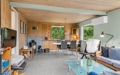 Thorine - 800M from the Sea: Möbel, Interior Design, Holz, Decke, Zimmer, Flooring, Fussboden, Zuhause, Couch, Wohnzimmer