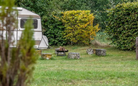 Thorine - 800M from the Sea: Gras, Garten, Rasen, Park, Wiese, Camping, Garten