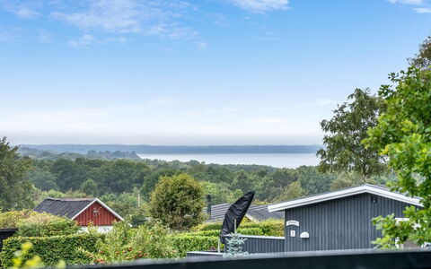 Thorine - 800M from the Sea: Himmel, Blau, Wolke, Landschaft, Sonnenlicht, Hütte, Kumulus, Vorort, Meteorologisches Phänomen, Landscaping