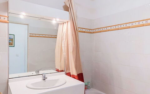 Virginie: Flooring, Armatur, Interior Design, Fussboden, Badezimmer, Bad Sink, Installation, Sinken, Zimmer, Zapfhahn