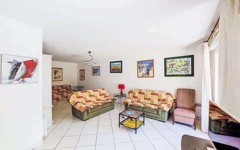 Virginie: Möbel, Couch, Interior Design, Wohnung, Flooring, Fussboden, Zimmer, Wohnzimmer, Bilderrahmen