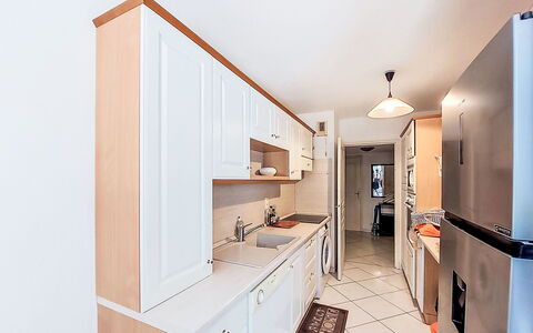 Virginie: Countertop, Küche, Interior Design, Cabinetry, Flooring, Möbel, Major Appliance, Küchengerät, Holz, Fussboden