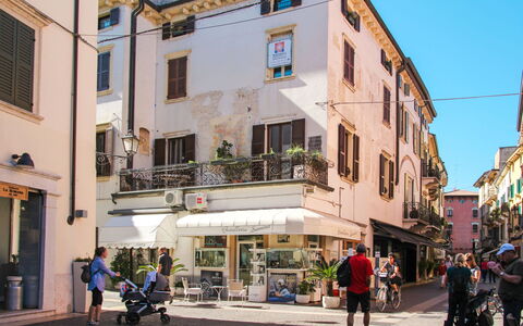 Peschiera del Garda 689: Gebäude, Fenster, \Stadt, Strasse, Strassenbelag, Stadtgebiet, Stadt, Nachbarschaft, Strasse, Fassade