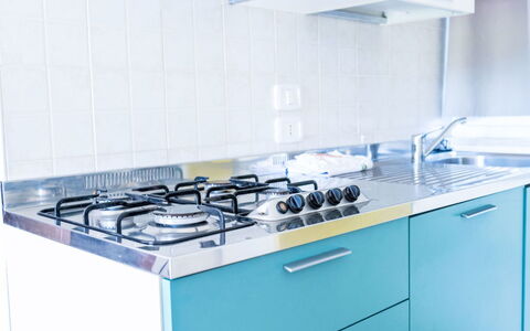 Peschiera del Garda 689: Blau, Major Appliance, Küche, Herd, Küchengerät, Herd, Cabinetry, Gasherd, Countertop, Flooring