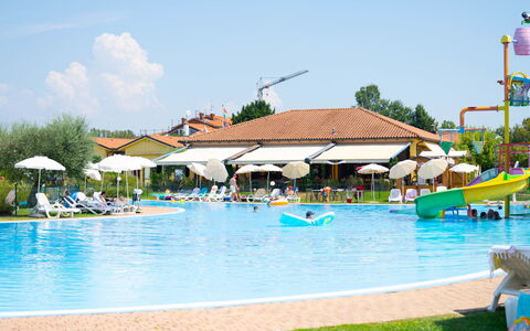 Peschiera del Garda 689: Schwimmbad, Resort, Erholung, Freizeit, Gartenmöbel, Regenschirm, Eco Hotel, Urlaub, Sonnenliege