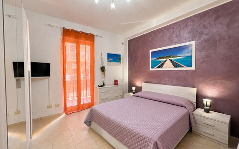 Appartamento Il Vulcano: Möbel, Interior Design, Fussboden, Flooring, Schlafzimmer, Bett, Zimmer, Wohnung, Decke, Bettdecke