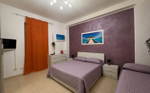 Appartamento Il Vulcano: Möbel, Fussboden, Interior Design, Schlafzimmer, Flooring, Bett, Bettdecke, Zimmer, Bedding, Wohnung