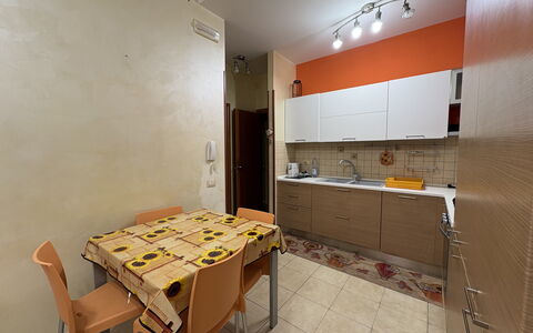Appartamento Il Vulcano: Flooring, Küche, Küchengerät, Fussboden, Major Appliance, Holz, Möbel, Interior Design, Countertop, Decke