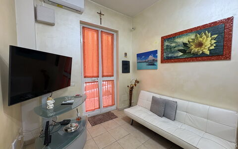 Appartamento Il Vulcano: Flooring, Fussboden, Interior Design, Zimmer, Wohnung, Möbel, Decke, Bilderrahmen, Couch, Wohnzimmer