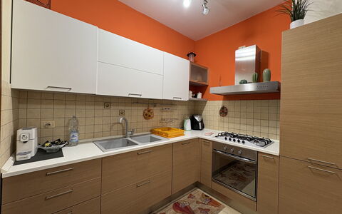 Appartamento Il Vulcano: Küche, Küchengerät, Countertop, Cabinetry, Major Appliance, Flooring, Möbel, Interior Design, Holz, Herd