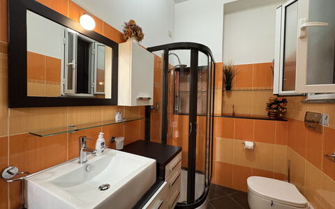 Appartamento Il Vulcano: Bad Sink, Badezimmer, Sinken, Interior Design, Armatur, Spiegel, Countertop, Flooring, Badezimmerschrank, Zapfhahn