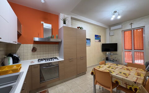 Appartamento Il Vulcano: Flooring, Holz, Küche, Fussboden, Interior Design, Möbel, Küchengerät, Major Appliance, Wohnung, Zimmer