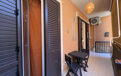 Appartamento Il Vulcano: Fussboden, Tür, Wohnung, Holzbeize, Stuhl, Balkon, Hartholz, Home Door