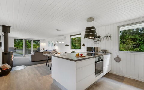 Hubert - 450M to the Fjord: Holz, Flooring, Küche, Countertop, Decke, Interior Design, Zuhause, Fussboden, Möbel, Holzboden