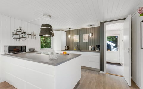 Hubert - 450M to the Fjord: Flooring, Holz, Interior Design, Decke, Küche, Countertop, Fussboden, Light Fixture, Möbel, Cabinetry