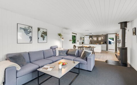 Hubert - 450M to the Fjord: Couch, Interior Design, Holz, Möbel, Decke, Flooring, Wohnzimmer, Fussboden, Zuhause