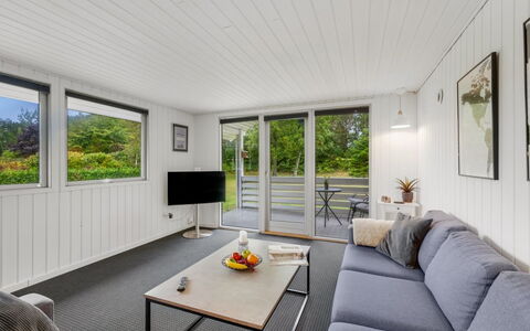 Hubert - 450M to the Fjord: Holz, Flooring, Decke, Interior Design, Fussboden, Hartholz, Couch, Wohnzimmer, Holzboden, Planke