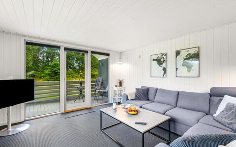 Hubert - 450M to the Fjord: Couch, Möbel, Wohnzimmer, Hartholz, Kaffetisch, Stuhl, Holzboden, Zimmerpflanze, Planke