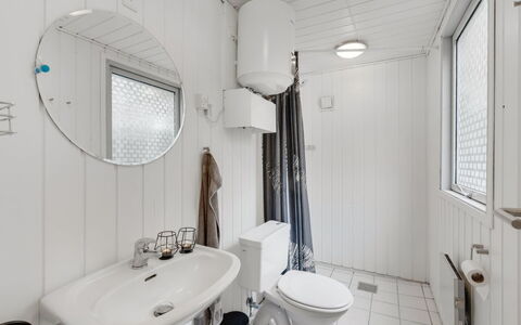 Hubert - 450M to the Fjord: Armatur, Badezimmer, Sinken, Interior Design, Toilleten Sitz, Toilette, Bad Sink, Zapfhahn, Flooring, Decke