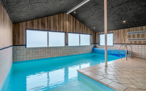 Nahuel - 300M to the Fjord: Decke, Holz, Flooring, Interior Design, Fussboden, Beleuchtung, Schwimmbad, Light Fixture, Resort, Hartholz