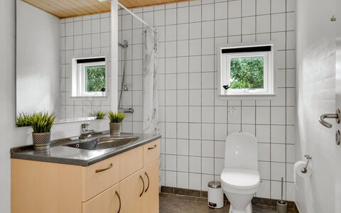 Nahuel - 300M to the Fjord: Armatur, Sinken, Flooring, Interior Design, Badezimmer, Fussboden, Zapfhahn, Bad Sink, Installation, Toilette
