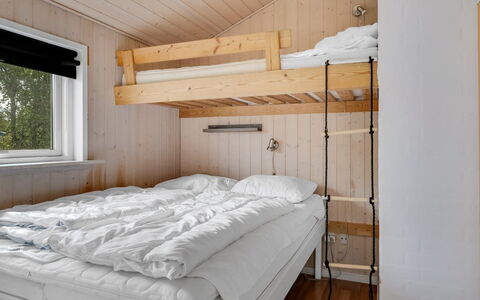 Nahuel - 300M to the Fjord: Bett, Schlafzimmer, Holz, Bettdecke, Bedding, Etagenbett, Interior Design, Bettrahmen, Fussboden, Decke