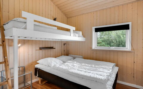 Nahuel - 300M to the Fjord: Schlafzimmer, Bett, Holz, Bettdecke, Bedding, Etagenbett, Bettrahmen, Interior Design, Fussboden, Decke
