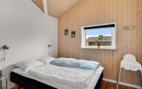 Nahuel - 300M to the Fjord: Holz, Schlafzimmer, Zuhause, Bett, Bettdecke, Bedding, Bettrahmen, Decke, Hartholz, Hütte